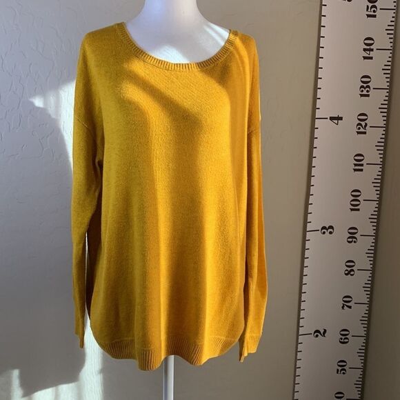 𝅺H&M long sleeve sweater with back zipper tapered hem mustard yellow medium - Picture 3 of 10